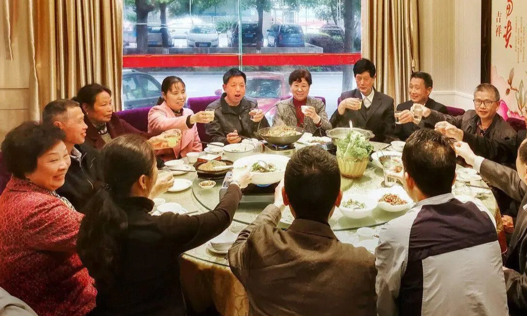 Đi họp lớp sau 45 năm, tôi bàng hoàng nhận ra 'sự thật' phía sau mỗi nụ cười - Ảnh 1.