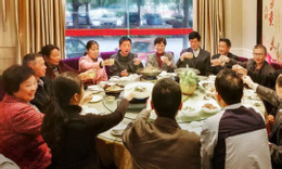 Đi họp lớp sau 45 năm, tôi bàng hoàng nhận ra 'sự thật' phía sau mỗi nụ cười - Ảnh 1.