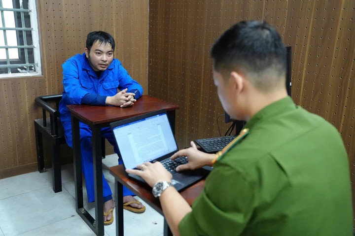 Đối tượng Tạ Minh Châu, , nguyên cán bộ Trung tâm Y tế huyện Cẩm Khê tại cơ quan Công an. (Ảnh: Công an tỉnh Phú Thọ)