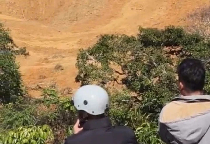 Nhiều người trải qua một phen hú vía khi chứng kiến sạt lở núi kinh hoàng.