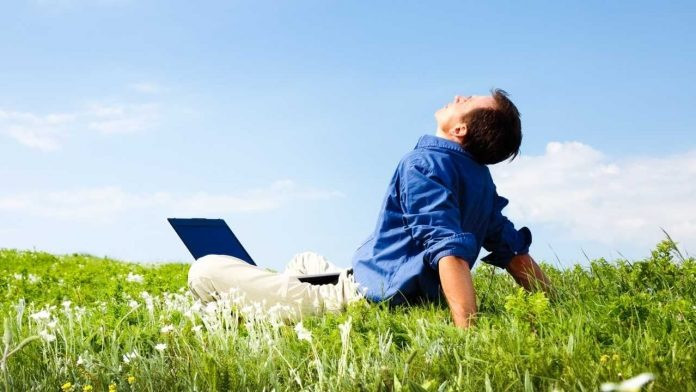 40 tuổi nghỉ hưu, 45 tuổi quay lại xin việc: Bẫy tài chính khiến nhiều người 'tụt dốc' không phanh - Ảnh 1.