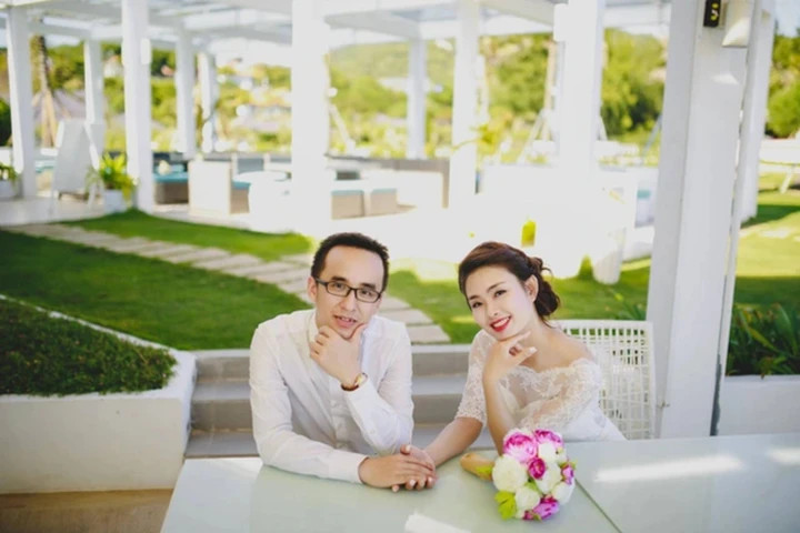 Khắc Cường cũng tìm thấy người bạn đời xinh đẹp qua công việc.