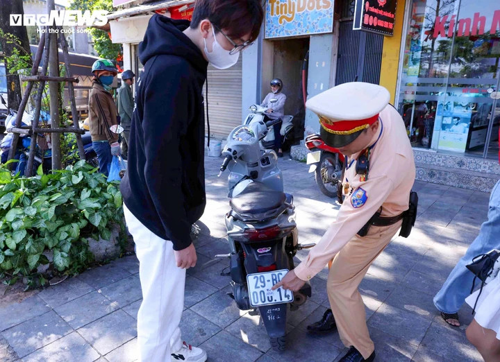 Một tài xế che, làm mờ biển số bị Đội CSGT đường bộ số 1 (Phòng CSGT Hà Nội) phát hiện trong ngày 13/11.