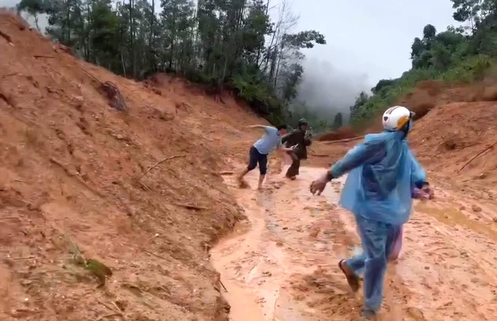 Nhiều người bỏ lại xe máy và tháo chạy. (Ảnh: Cắt từ clip)