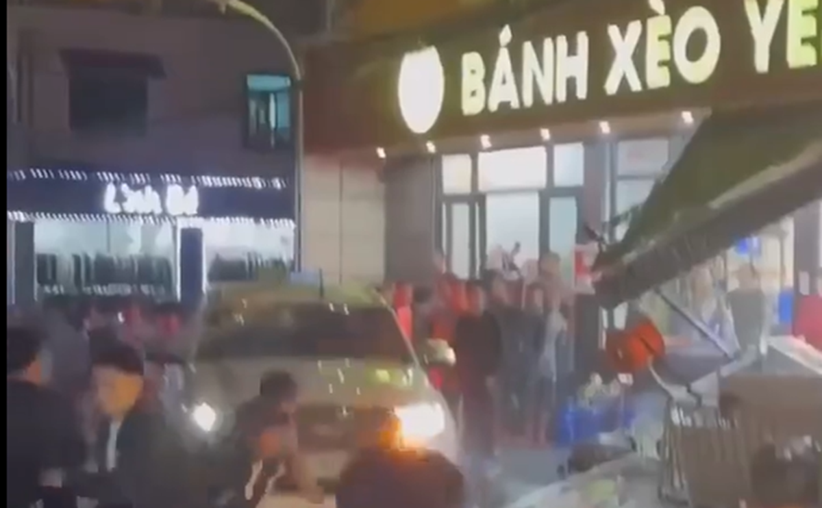 Ô tô 7 chỗ lao vào quán bánh xèo rồi tiếp tục rồ ga bỏ chạy - Ảnh 1.