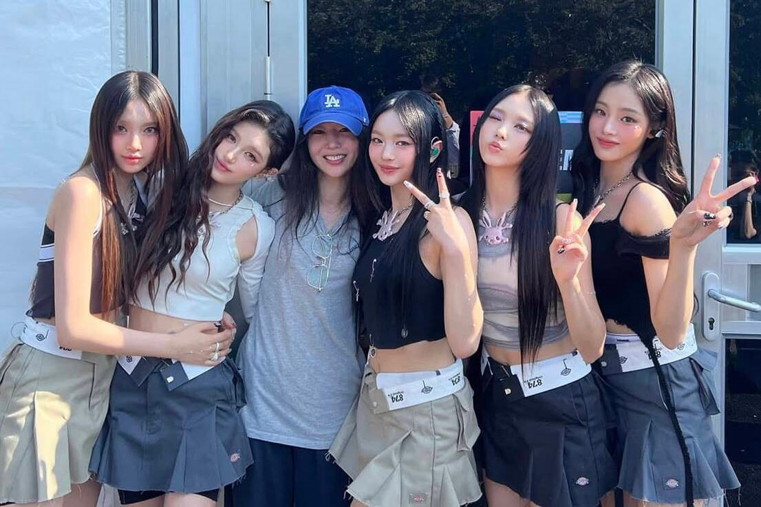 Min Hee Jin (đội mũ) cùng các thành viên NewJeans.