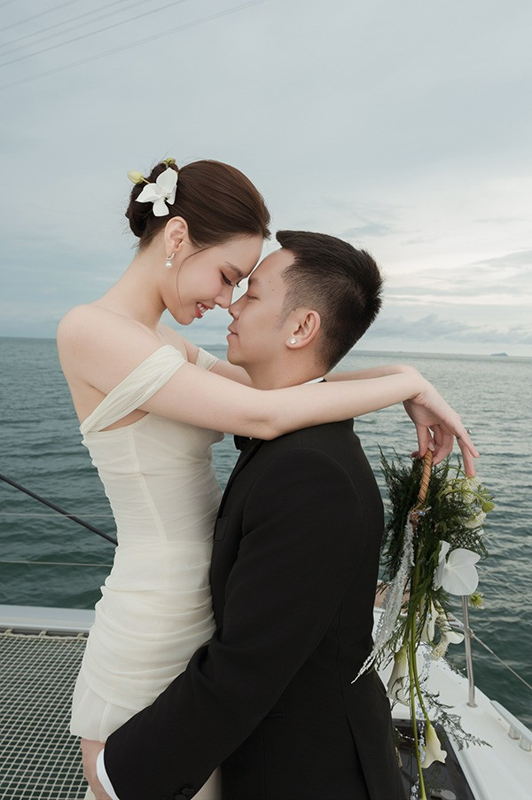 Chân dung doanh nhân hơn 9 tuổi vừa tổ chức hôn lễ hoành tráng với chân dài nổi tiếng showbiz Việt