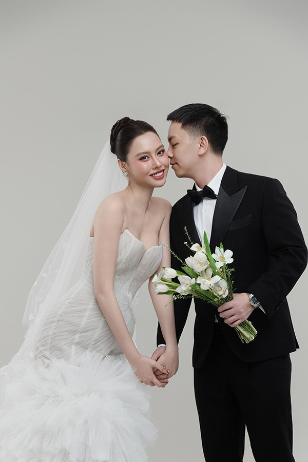 Chân dung doanh nhân hơn 9 tuổi vừa tổ chức hôn lễ hoành tráng với chân dài nổi tiếng showbiz Việt