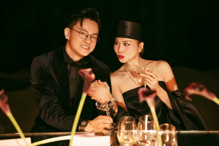 Mỗi ngày, Thanh Hằng và chồng thường thức dậy sớm để tập thể thao. Họ cho rằng việc cùng vận động mỗi ngày vừa giữ sức khỏe, vừa là thời gian để họ kết nối ngoài công việc.