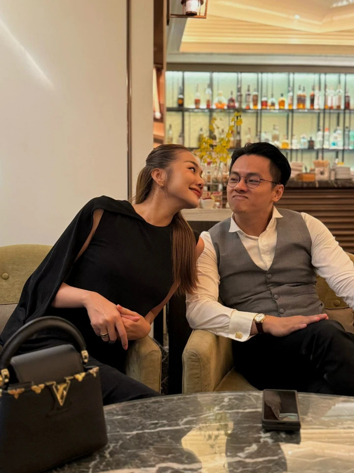 Trong dịp kỷ niệm 2 năm ngày cưới, Thanh Hằng đăng ảnh ăn tối cùng chồng và viết: “Không khác lắm so với bức tranh mà tôi muốn vẽ. Tự do trong lựa chọn, độc lập trong suy nghĩ và luôn đầy tiếng cười”.