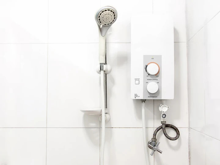 Yang kích điện một ống thép trên máy nước nóng trong phòng tắm để thực hiện kế hoạch chết người. (Ảnh minh họa: Shutterstock)