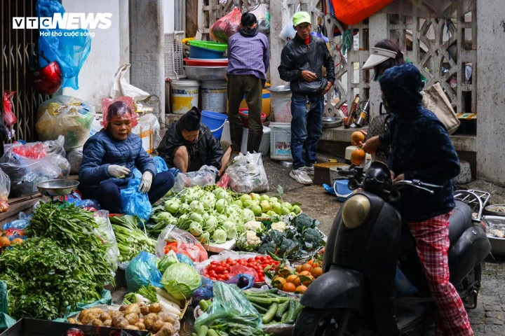 Nguồn cung thực phẩm bị gián đoạn do ảnh hưởng của bão lũ liên tiếp xảy ra, đẩy giá lên cao. (Ảnh: Minh Đức)