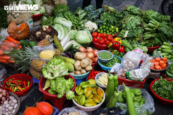 Giá rau xanh ở Hà Nội tăng dựng đứng trong nhiều ngày nay. (Ảnh: Minh Đức)