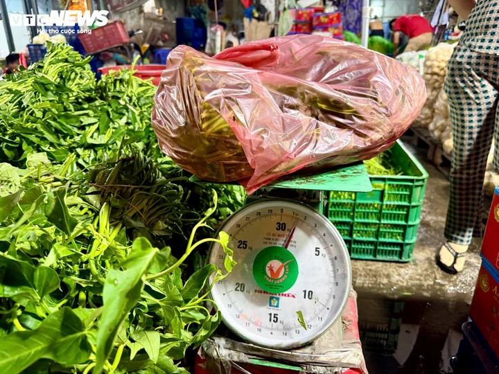 Nhập vào 45.000 đồng, tiểu thương bán ra với giá 55.000 đồng/bó.