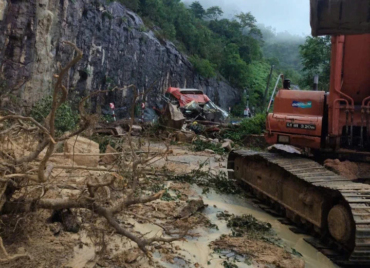 Cơ quan chức năng đang khắc phục hậu quả sau vụ tai nạn.