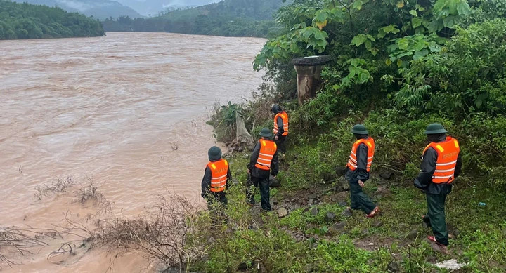 Khoảng 100 người thuộc nhiều lực lượng được huy động tìm kiếm tài xế bị lũ cuốn mất tích