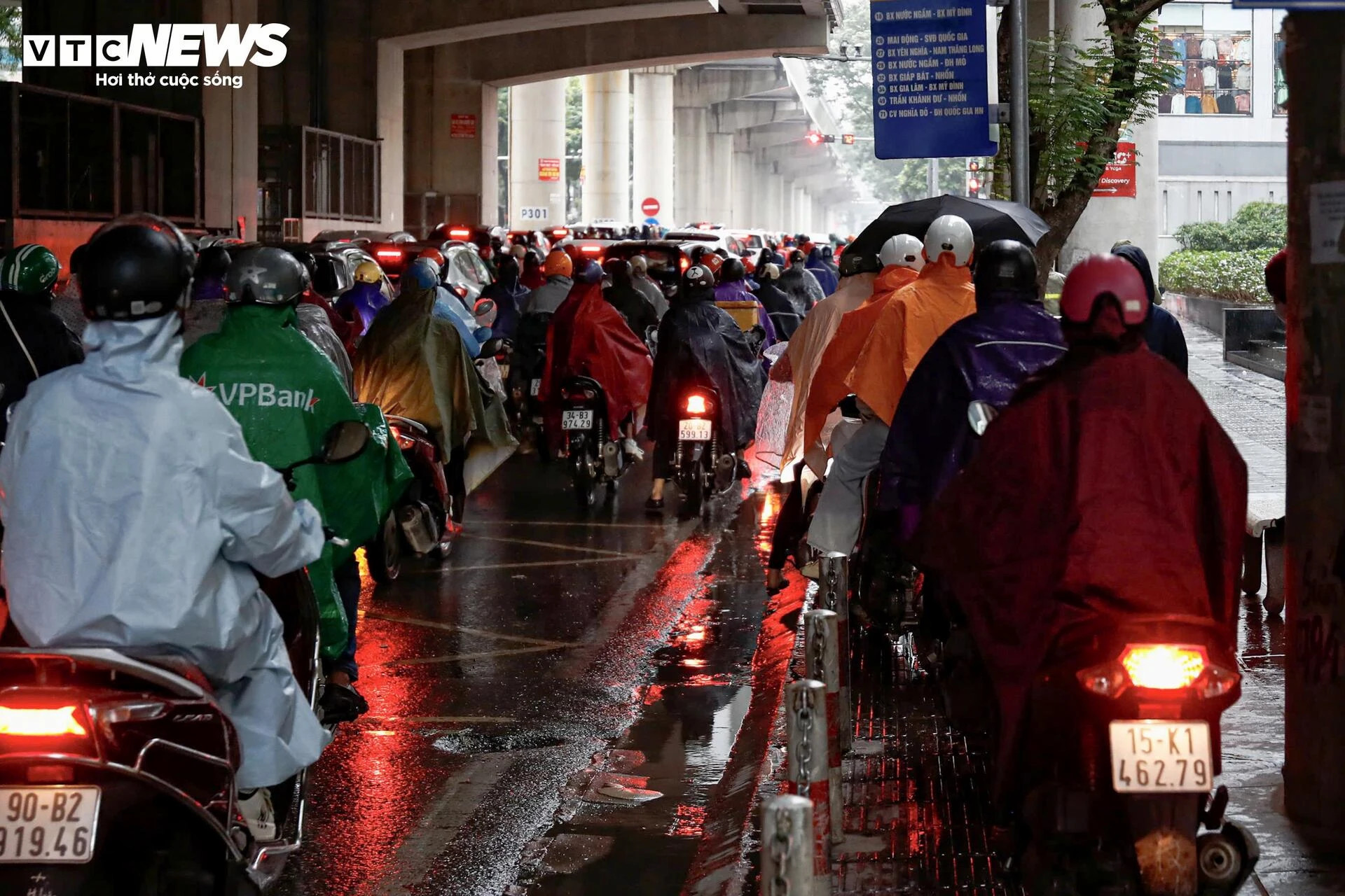 Chật vật trong mưa lạnh từ sáng sớm, người Hà Nội nhích từng mét đến công sở - 12