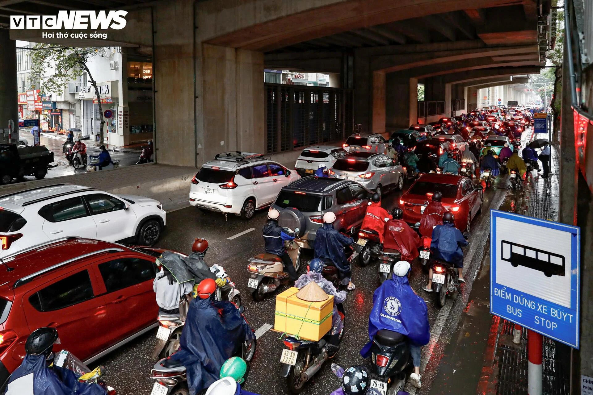 Chật vật trong mưa lạnh từ sáng sớm, người Hà Nội nhích từng mét đến công sở - 10