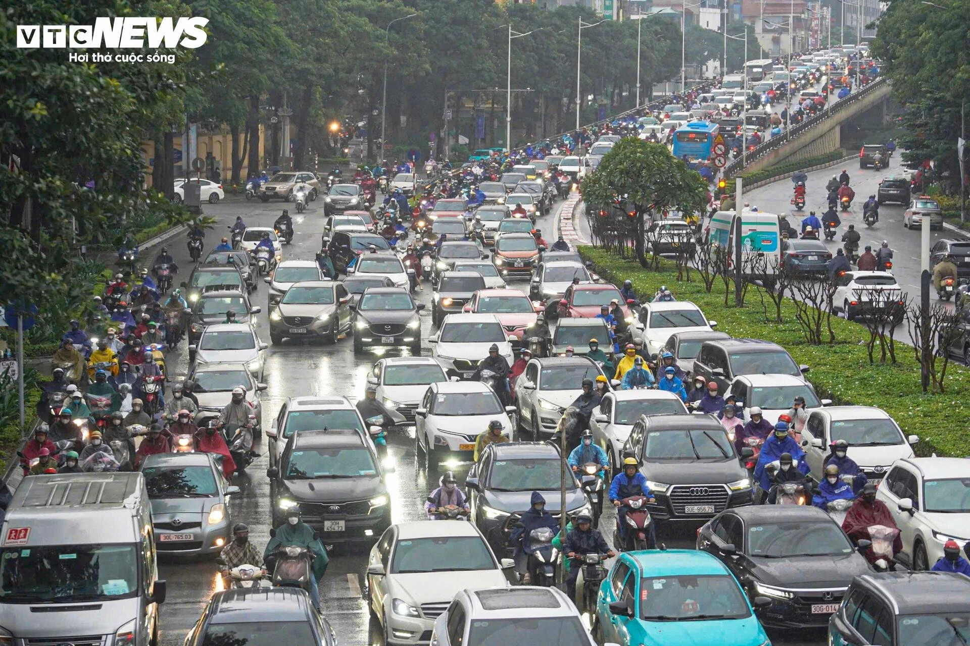 Chật vật trong mưa lạnh từ sáng sớm, người Hà Nội nhích từng mét đến công sở - 5