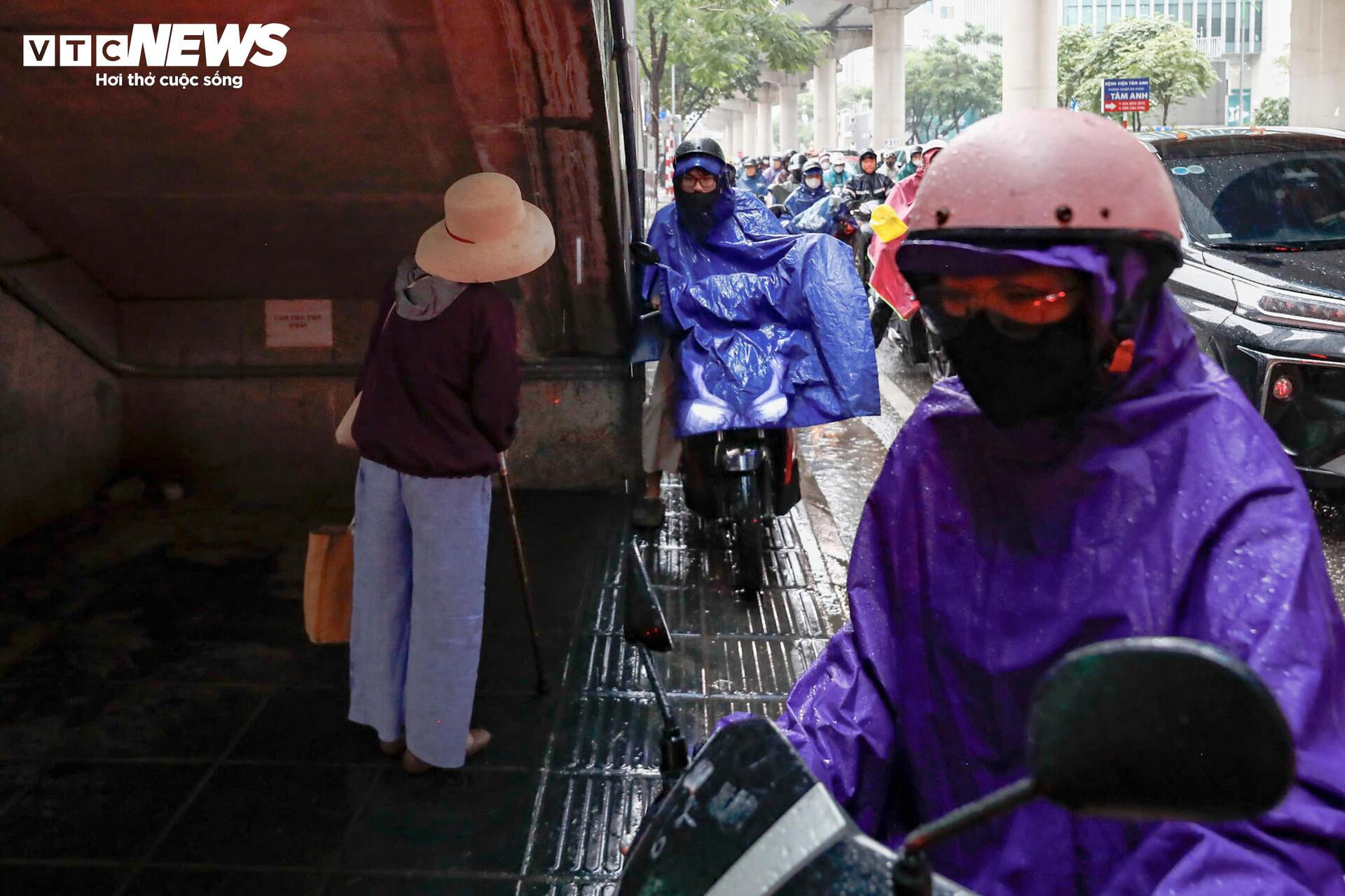 Chật vật trong mưa lạnh từ sáng sớm, người Hà Nội nhích từng mét đến công sở - 11