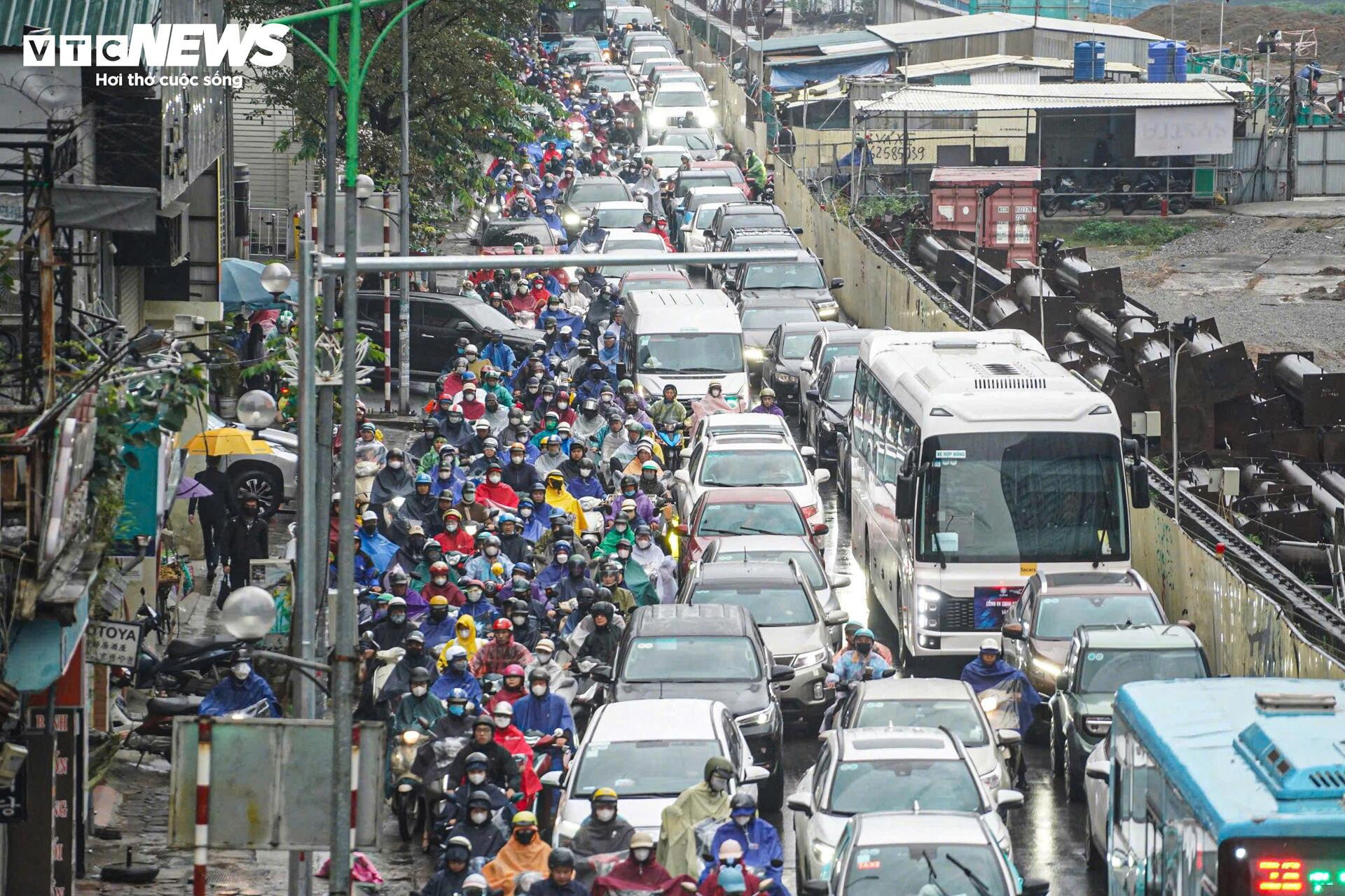 Chật vật trong mưa lạnh từ sáng sớm, người Hà Nội nhích từng mét đến công sở - 9