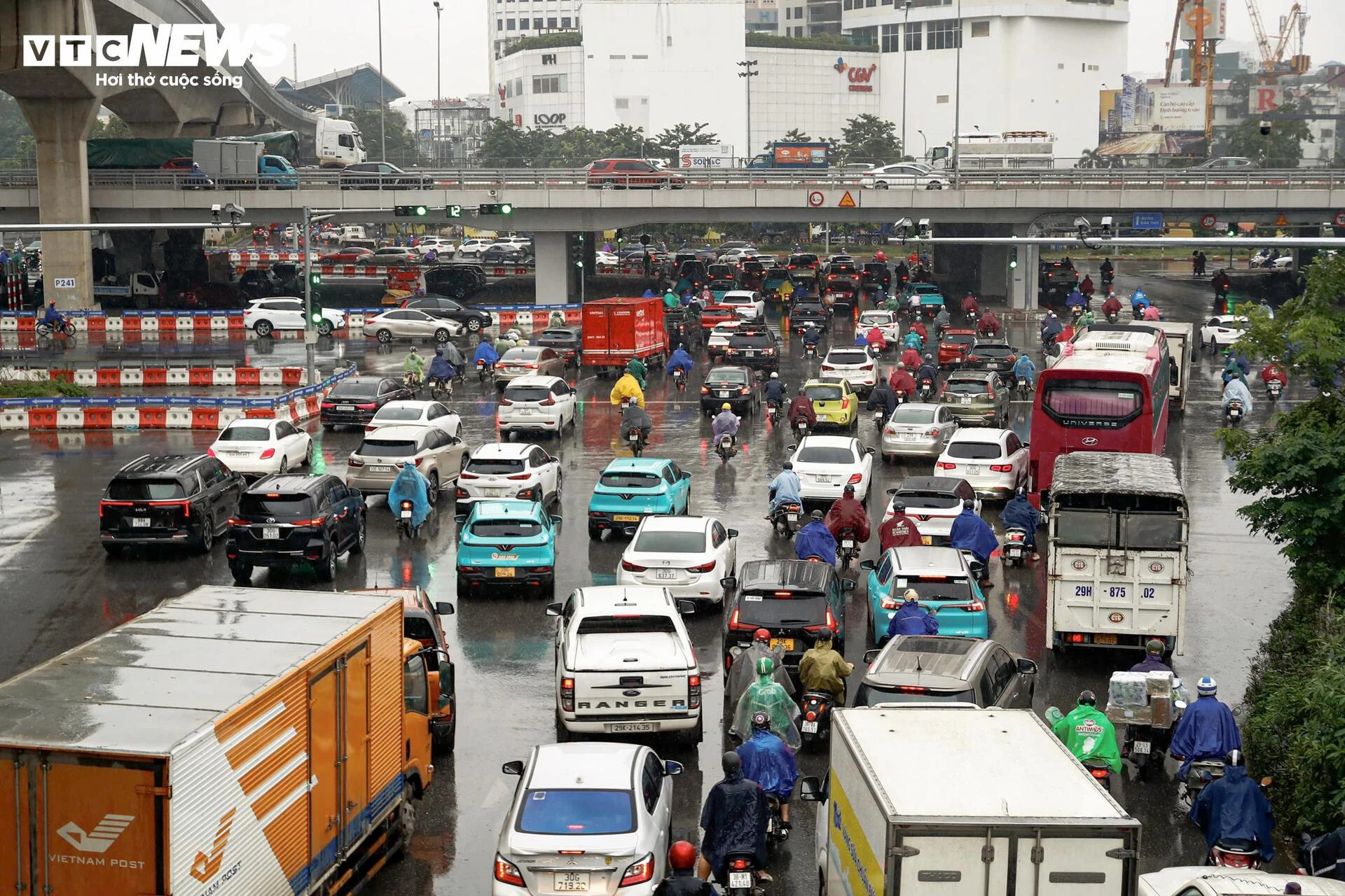 Chật vật trong mưa lạnh từ sáng sớm, người Hà Nội nhích từng mét đến công sở - 13