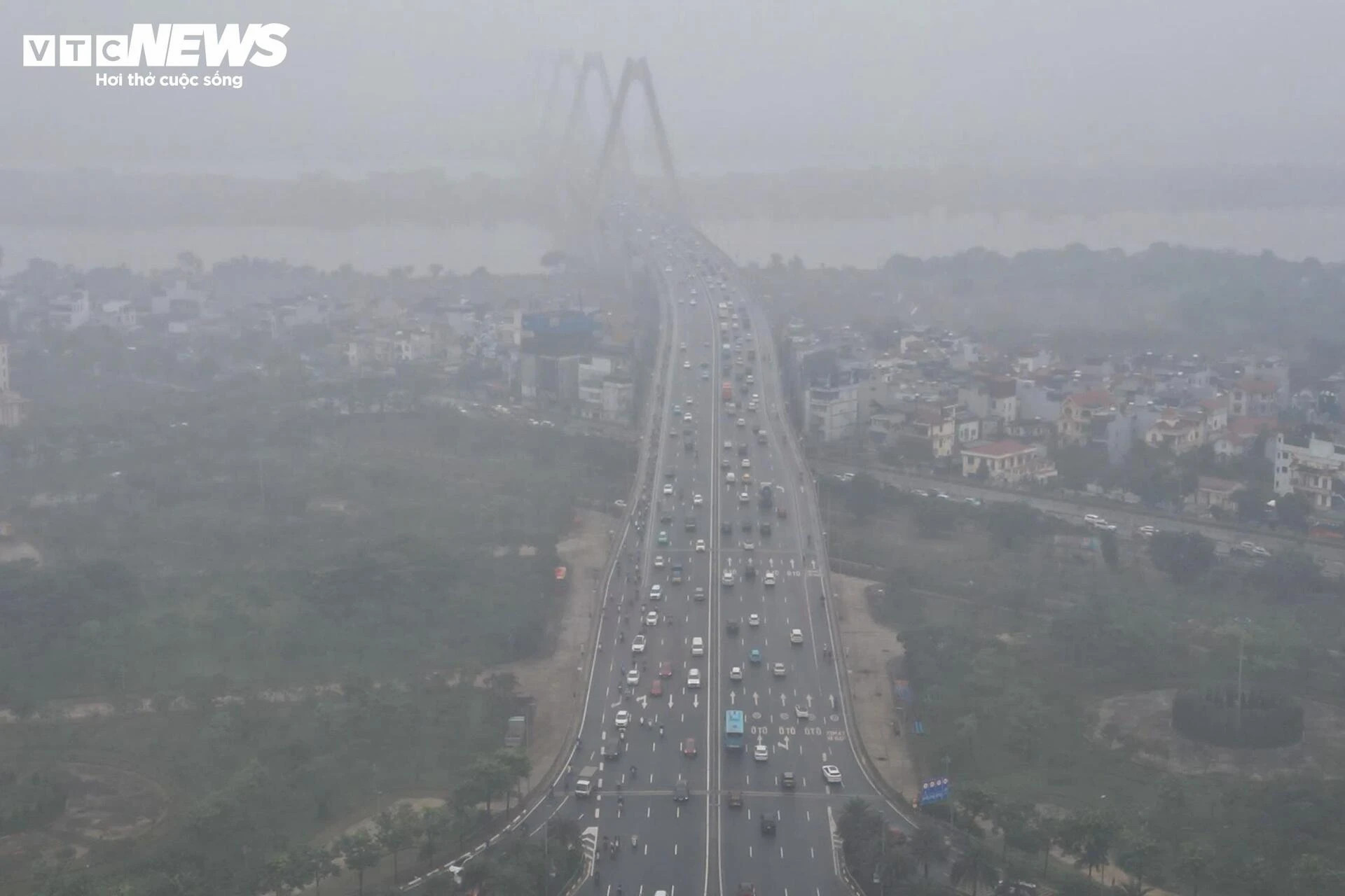 Chật vật trong mưa lạnh từ sáng sớm, người Hà Nội nhích từng mét đến công sở - 1