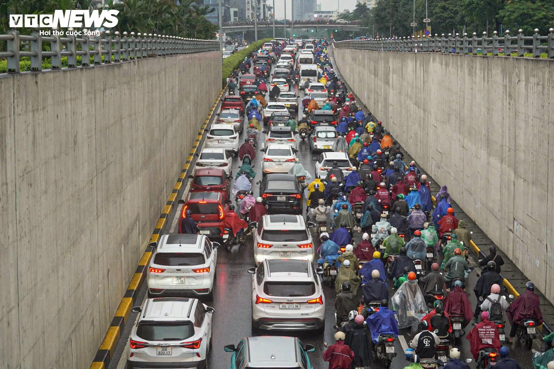 Chật vật trong mưa lạnh từ sáng sớm, người Hà Nội nhích từng mét đến công sở - 7