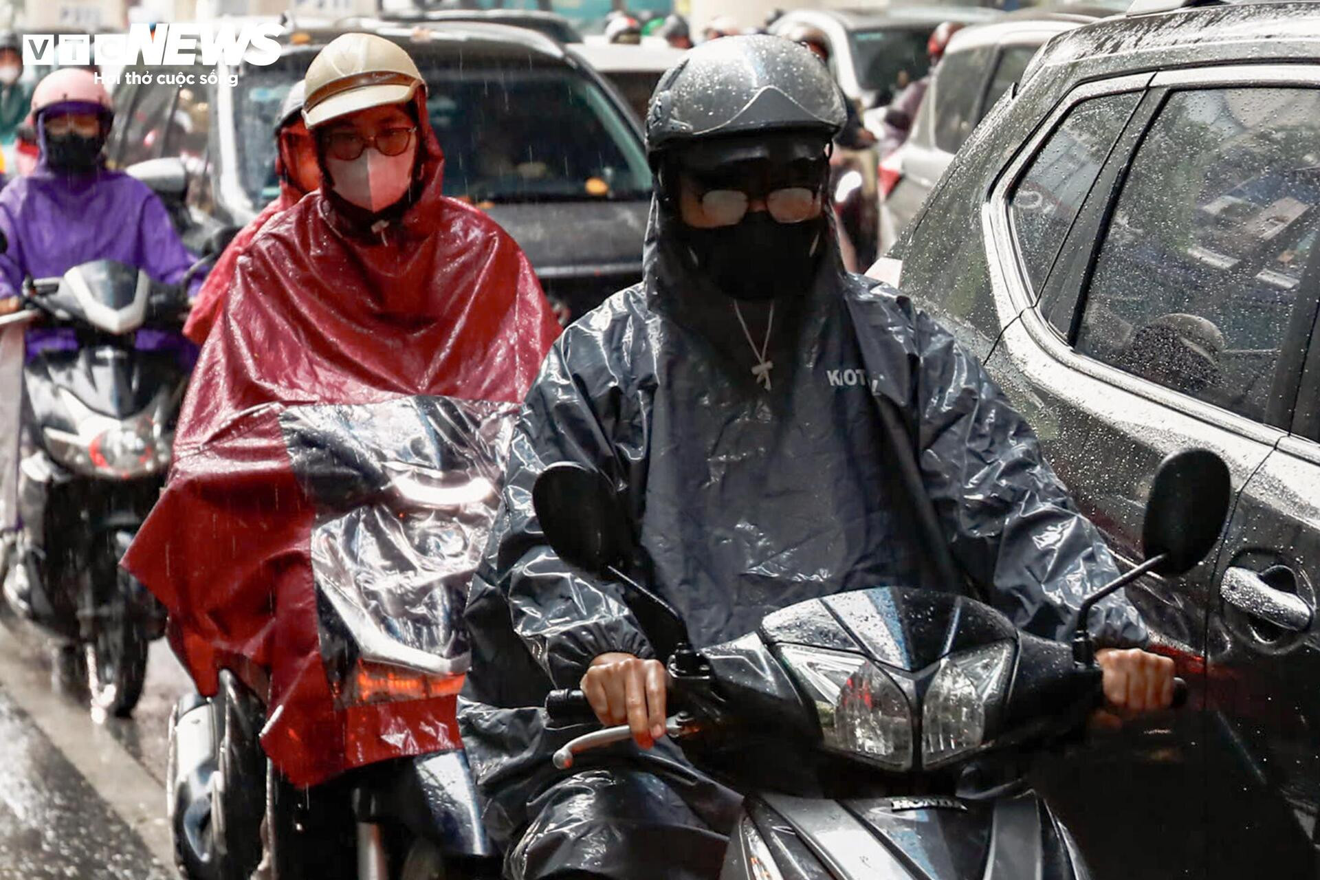 Chật vật trong mưa lạnh từ sáng sớm, người Hà Nội nhích từng mét đến công sở - 6