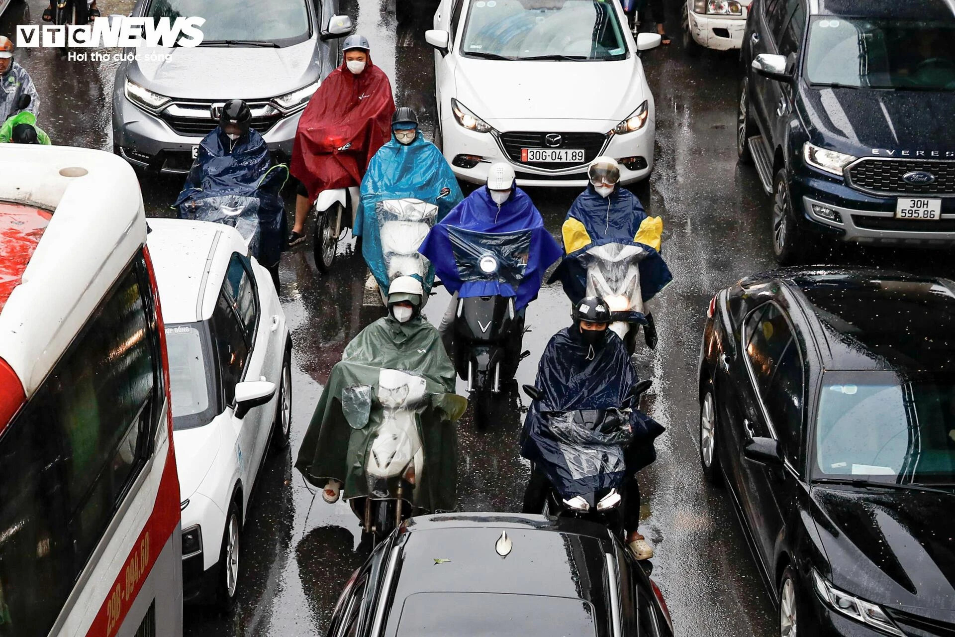 Chật vật trong mưa lạnh từ sáng sớm, người Hà Nội nhích từng mét đến công sở - 14