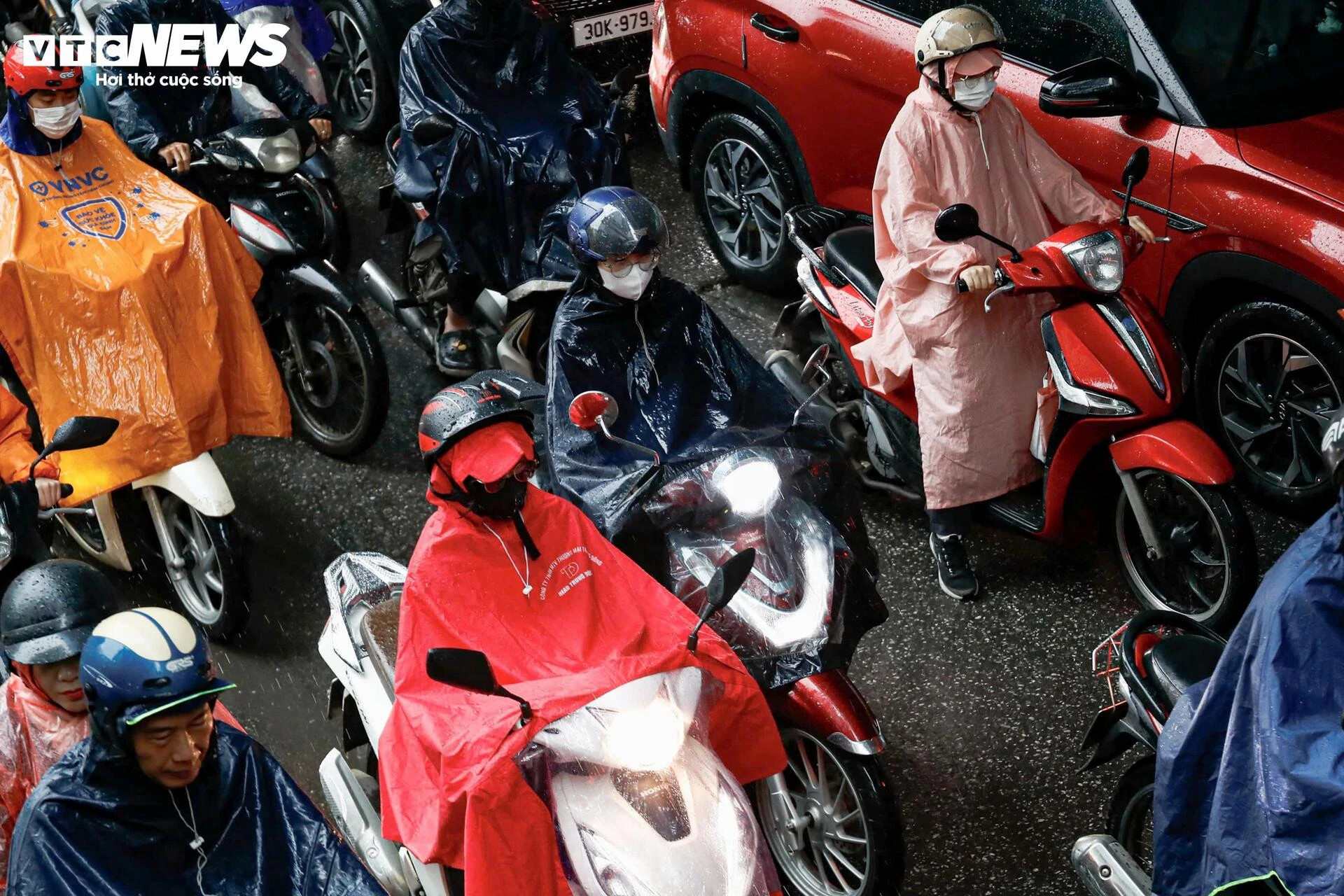 Chật vật trong mưa lạnh từ sáng sớm, người Hà Nội nhích từng mét đến công sở - 8