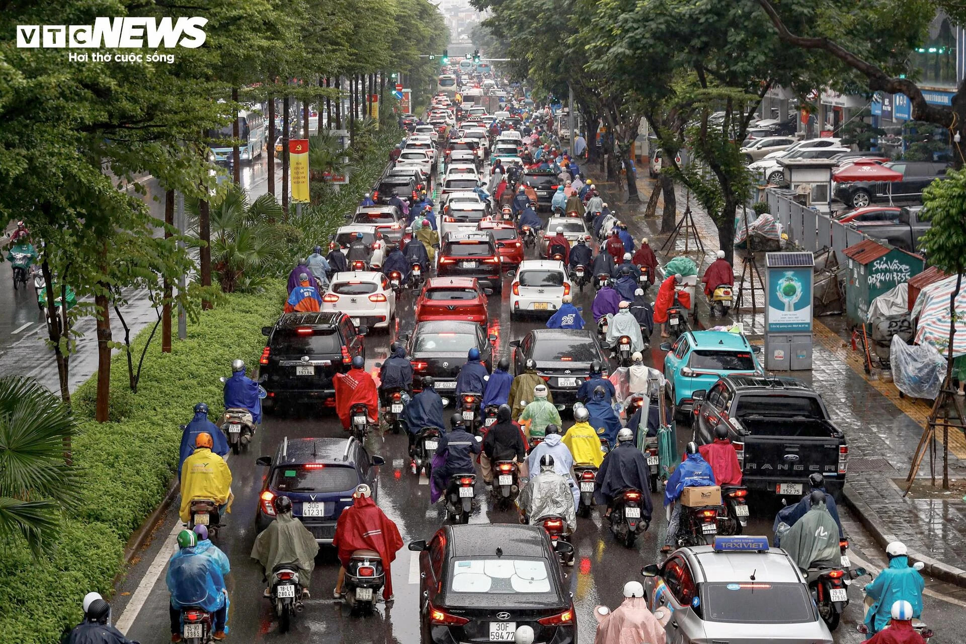 Chật vật trong mưa lạnh từ sáng sớm, người Hà Nội nhích từng mét đến công sở - 3