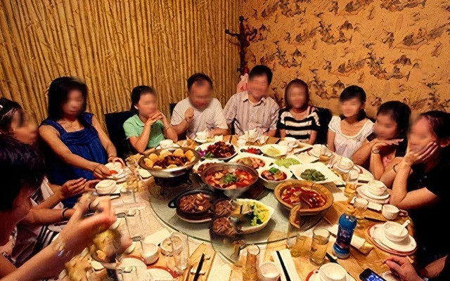 Đàn ông càng ít tiền càng ngại họp lớp: Sự thật trần trụi ở tuổi trung niên - Ảnh 1.