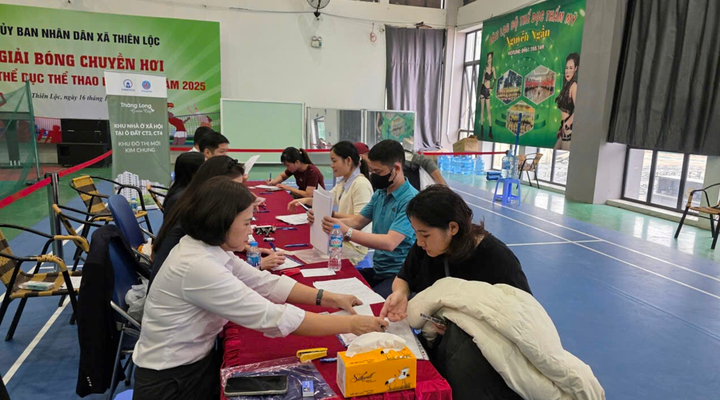 Người dân được hướng dẫn làm hồ sơ thủ tục.