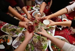 Họp lớp 25 năm, 20 người tái mặt vì hóa đơn bữa nhậu: Đi về đồng loạt rời nhóm - Ảnh 1.