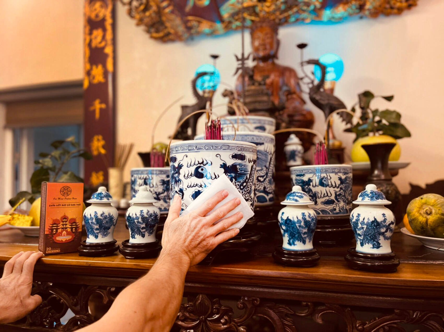 Lau dọn bàn thờ gia tiên vào ngày nào là tốt nhất? - Ảnh 1.