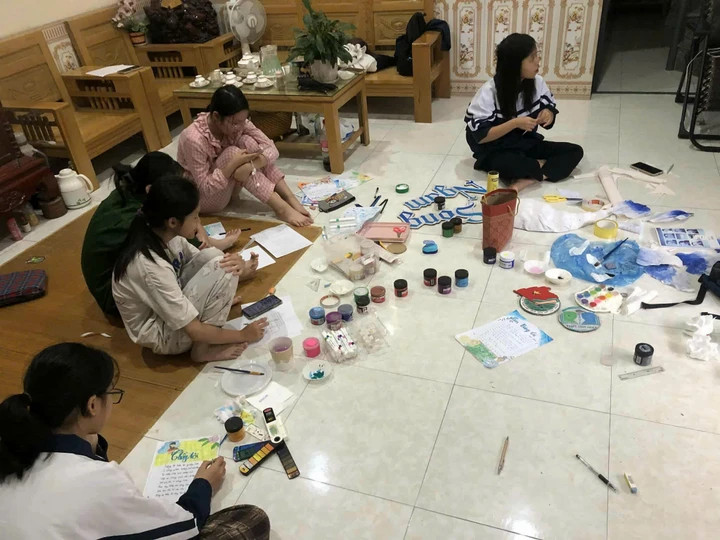 Tại Trường THPT Ứng Hòa B (Hà Nội), học sinh tích cực tham gia hoạt động làm báo tường. Từ các khâu lên ý tưởng, vẽ minh họa đến trang trí, các em phối hợp thực hiện với tinh thần hào hứng. Hoạt động không chỉ là cuộc thi mà còn tạo cơ hội để tập thể lớp đoàn kết, đồng thời thể hiện sự sáng tạo và tình cảm gửi tới thầy cô (Ảnh: NVCC)