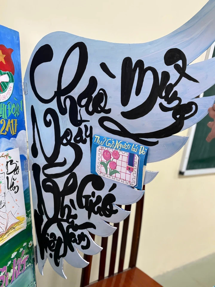 Loạt báo tường gây sốt dịp 20/11, học sinh khoe tài cực chất - 10