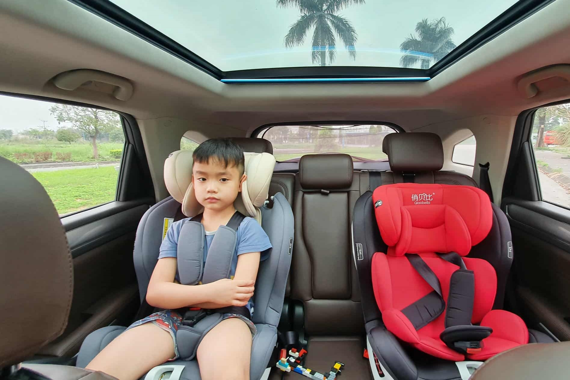 Ghế trẻ em trên ô tô vẫn