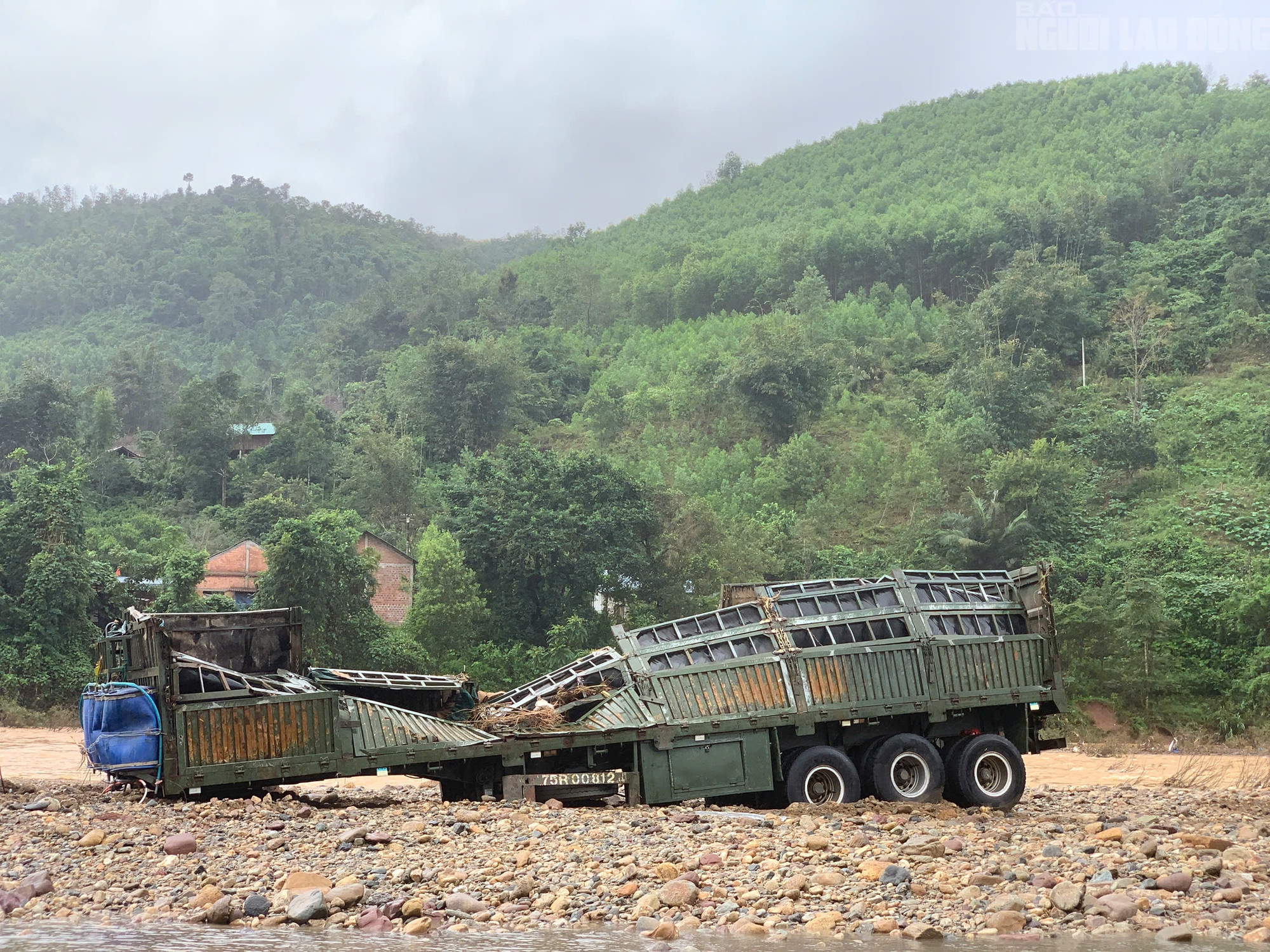 Xe đầu kéo trong vụ tài xế bị lũ cuốn ở Quảng Trị đã được trục vớt, hé lộ hình ảnh đầu tiên - Ảnh 6.