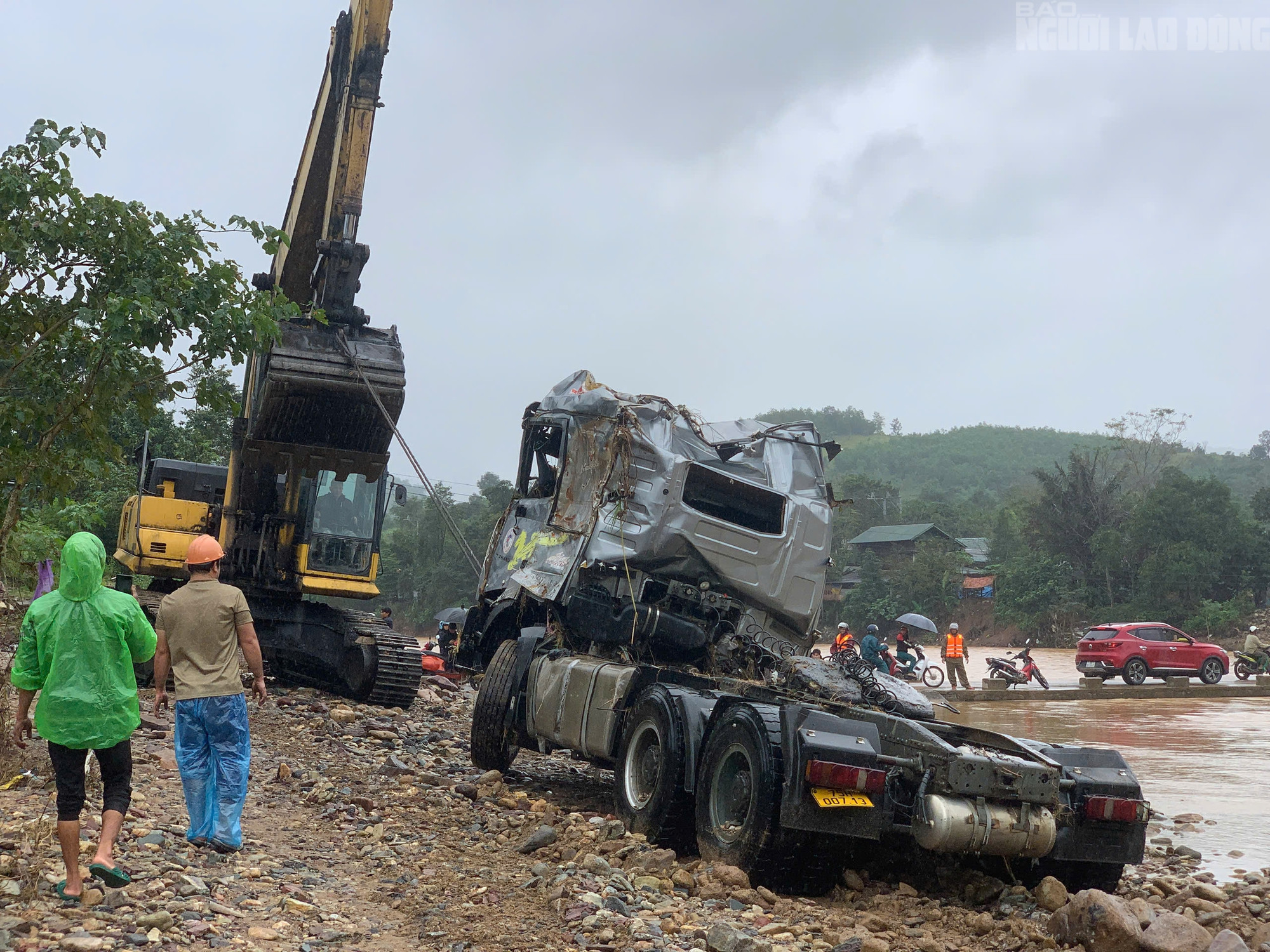 Xe đầu kéo trong vụ tài xế bị lũ cuốn ở Quảng Trị đã được trục vớt, hé lộ hình ảnh đầu tiên - Ảnh 2.