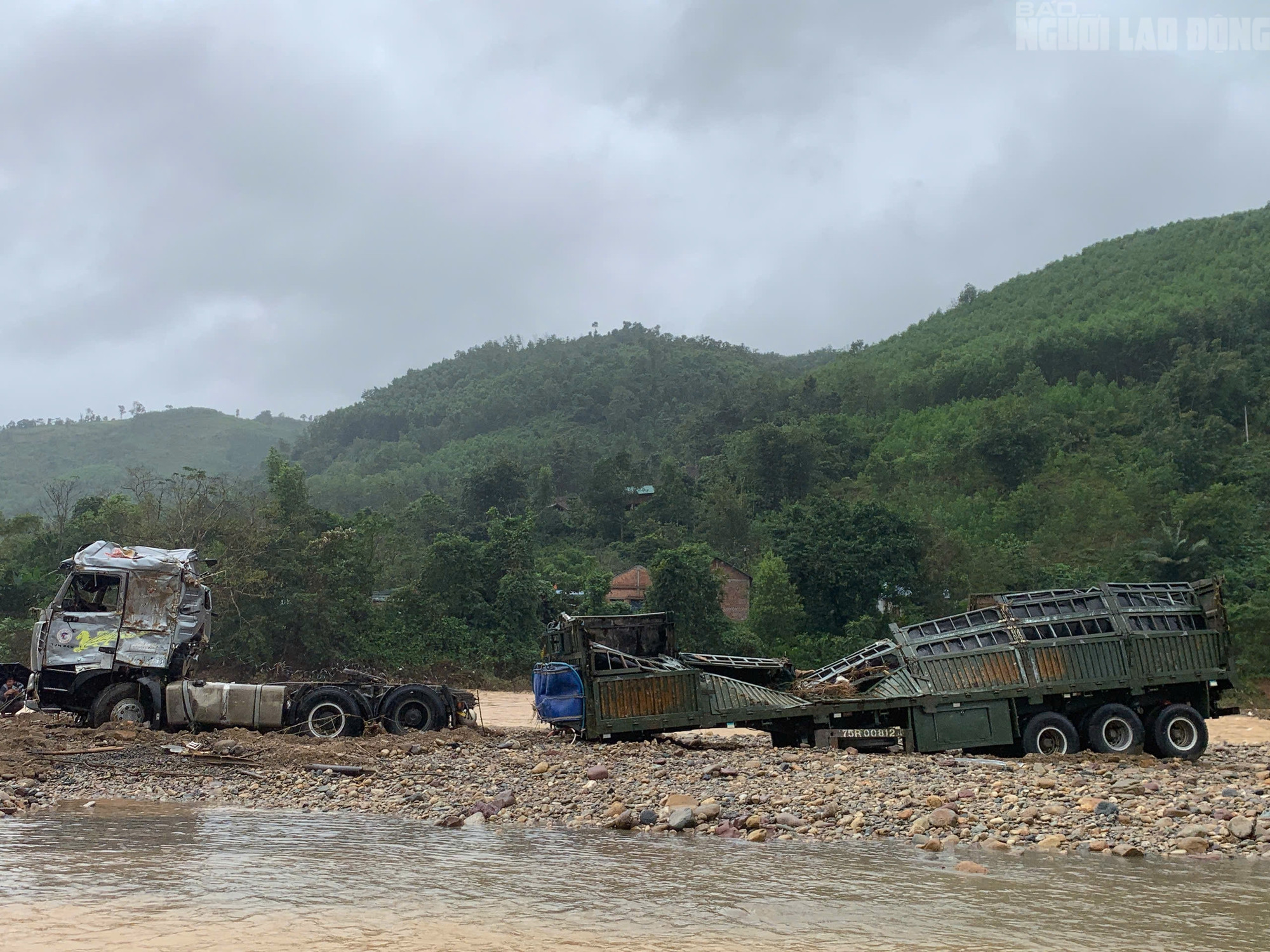 Xe đầu kéo trong vụ tài xế bị lũ cuốn ở Quảng Trị đã được trục vớt, hé lộ hình ảnh đầu tiên - Ảnh 4.