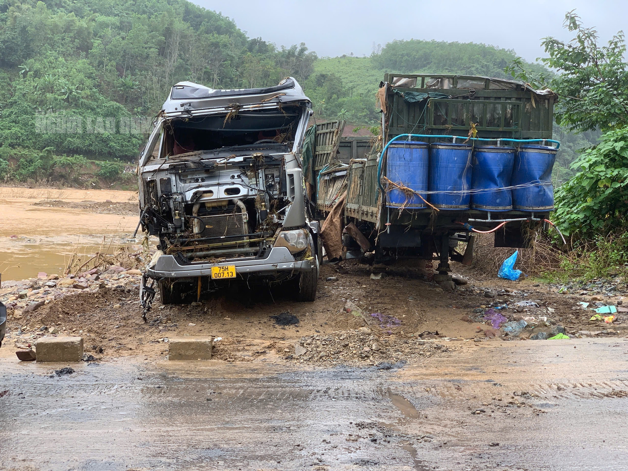 Xe đầu kéo trong vụ tài xế bị lũ cuốn ở Quảng Trị đã được trục vớt, hé lộ hình ảnh đầu tiên - Ảnh 1.