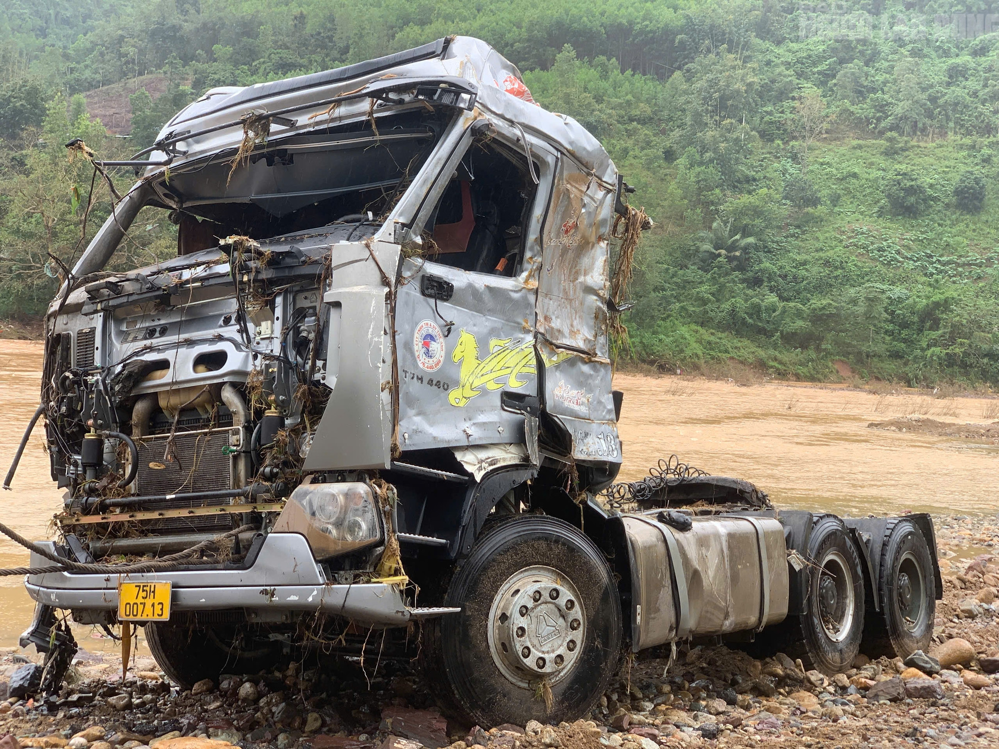 Xe đầu kéo trong vụ tài xế bị lũ cuốn ở Quảng Trị đã được trục vớt, hé lộ hình ảnh đầu tiên - Ảnh 3.