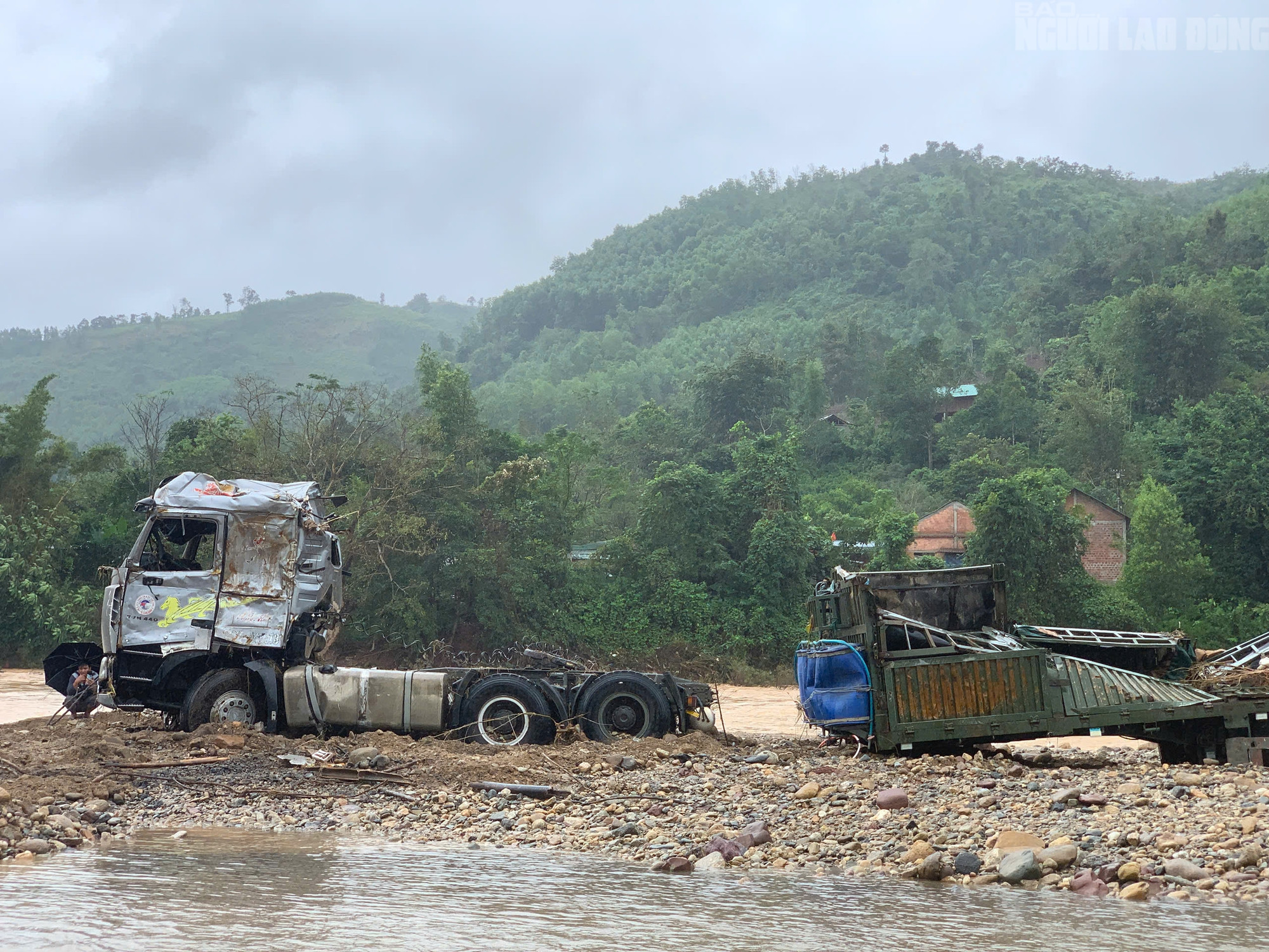 Xe đầu kéo trong vụ tài xế bị lũ cuốn ở Quảng Trị đã được trục vớt, hé lộ hình ảnh đầu tiên - Ảnh 5.