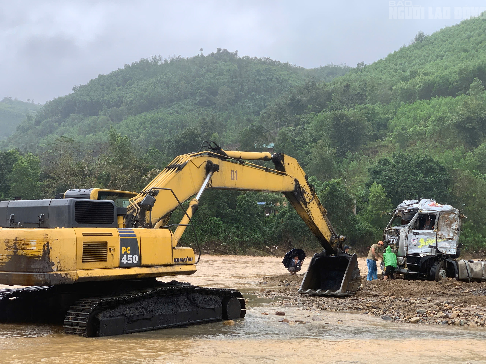 Xe đầu kéo trong vụ tài xế bị lũ cuốn ở Quảng Trị đã được trục vớt, hé lộ hình ảnh đầu tiên - Ảnh 7.