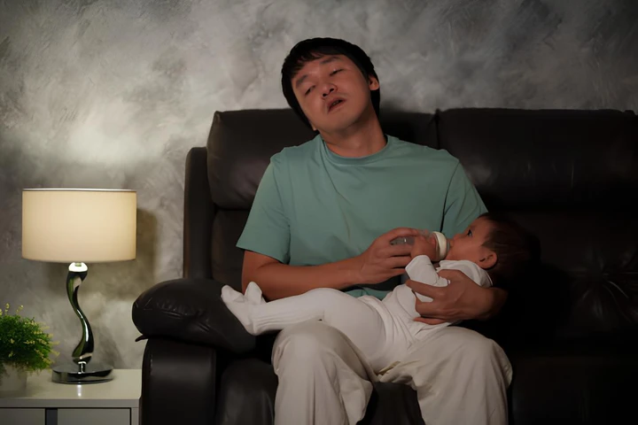 Chăm con đã mệt mỏi, tôi còn bị hàng xóm phàn nàn, trả đũa bằng cách bật nhạc to. (Ảnh minh họa: iStock)