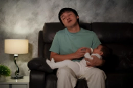 Chăm con đã mệt mỏi, tôi còn bị hàng xóm phàn nàn, trả đũa bằng cách bật nhạc to. (Ảnh minh họa: iStock)