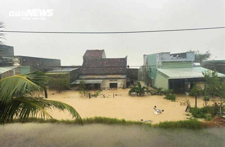 Mực nước tại phường Quy Nhơn Đông được ghi nhận ở thời điểm hiện tại từ 2-3m.