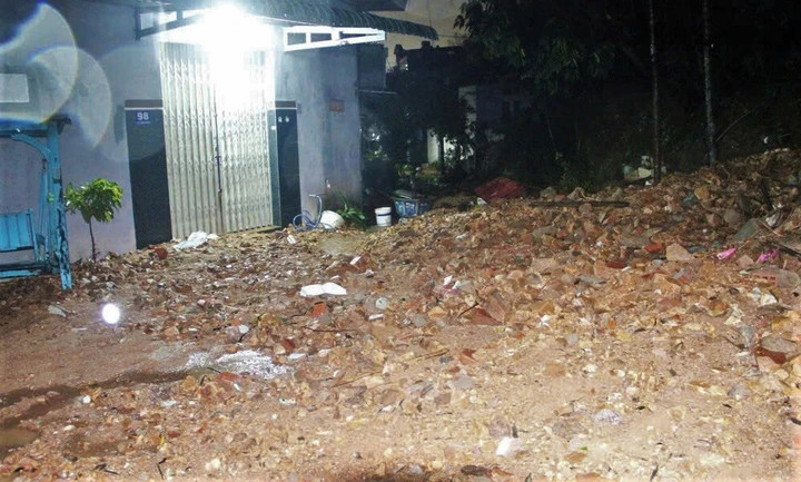Trong khi đó phường Quy Nhơn Nam xuất hiện những điểm sạt lở đất đá, thêm đó là nước từ trên núi tràn xuống cuốn theo đất đá vào nhà dân.